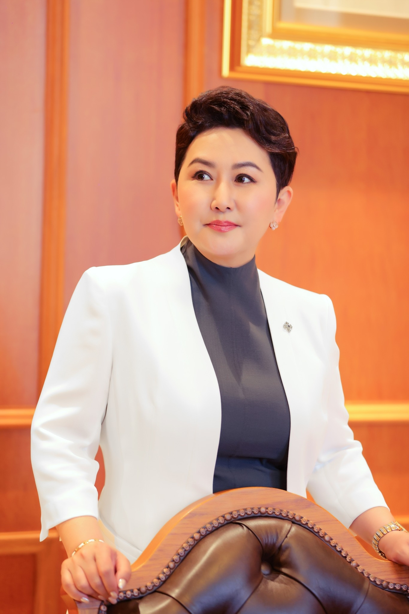 Б.Батцэцэг хов зөөдөг “эм хошуу” алдраа зоригтой гэж солихоор шийдэв үү?